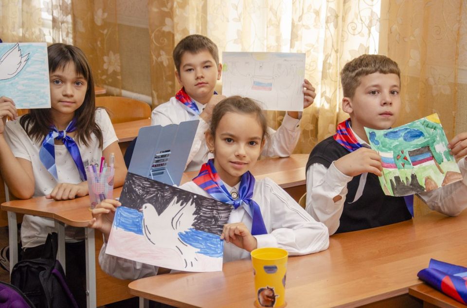 Олег Трофимов: Донбасс — это Россия. В преддверии Дня воссоединения Донбасса с Российской Федерацией более 160 тысяч школьников и студентов приняли участие в тематическом занятии «Разговор о важном» под названием «Донбасс —... Олег Трофимов: Донбасс — это Россия. В преддверии Дня воссоединения Донбасса с Российской Федерацией более 160 тысяч школьников и студентов приняли участие в тематическом занятии «Разговор о важном» под названием «Донбасс —...
