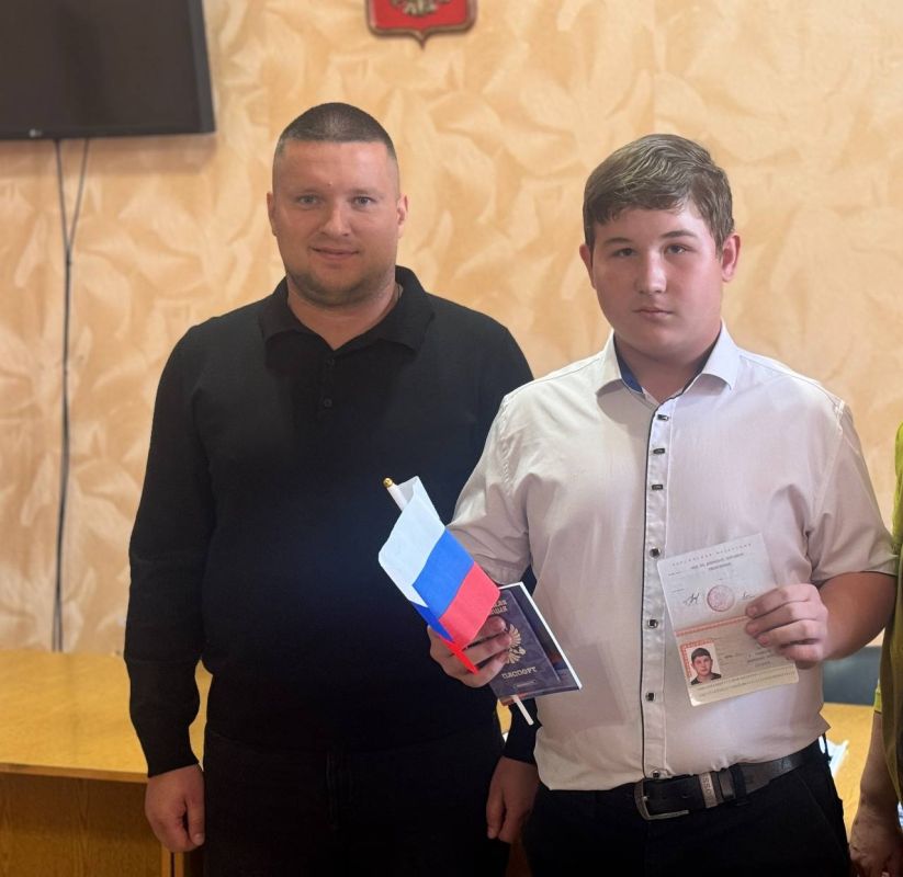 В Снежном прошло торжественное вручение паспортов В Снежном прошло торжественное вручение паспортов