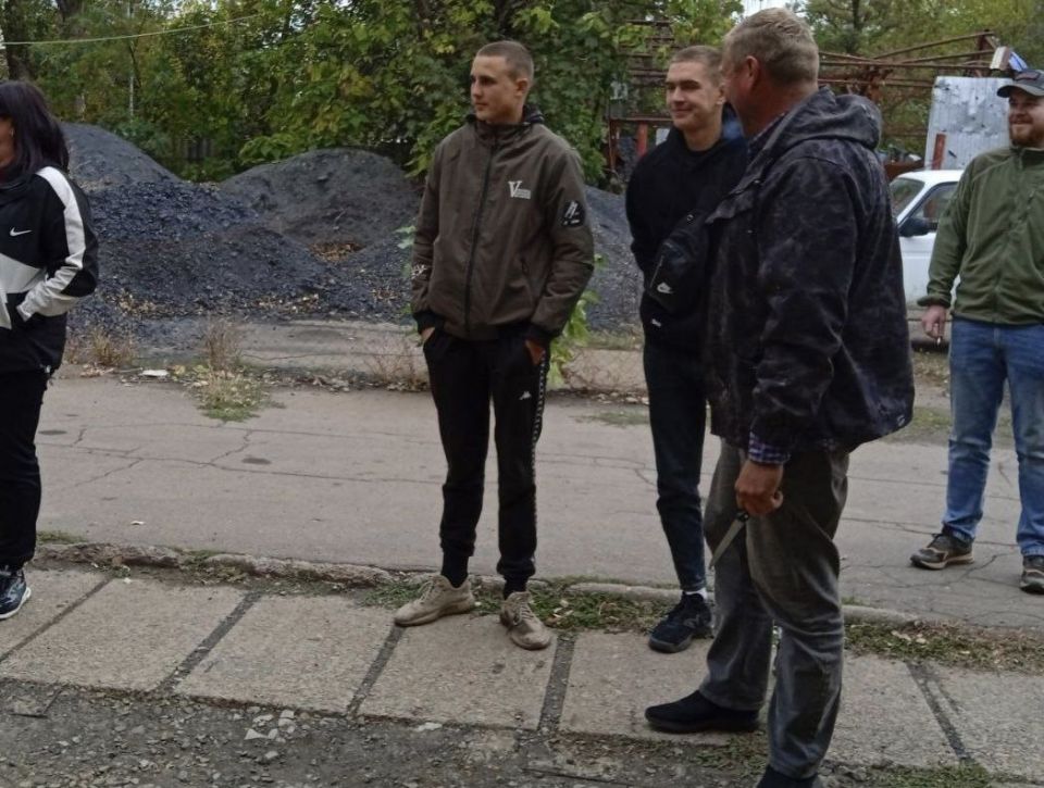 Заместителем главы городского округа Дебальцево, Валерий Бессараб провёл встречу с жителями в Новолуганском! Заместителем главы городского округа Дебальцево, Валерий Бессараб провёл встречу с жителями в Новолуганском!