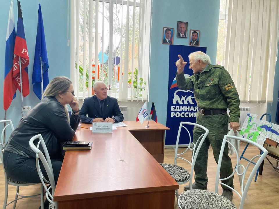Сегодня врип главы Харцызского муниципального округа Евгений Поплавский провел прием граждан в общественной приемной партии «Единая Россия» Сегодня врип главы Харцызского муниципального округа Евгений Поплавский провел прием граждан в общественной приемной партии «Единая Россия»