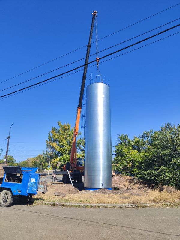 Очередную водонапорную башню установили в Макеевке Очередную водонапорную башню установили в Макеевке