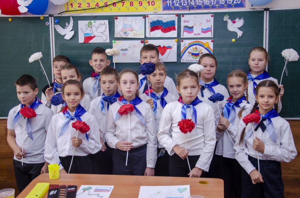 Олег Трофимов: Донбасс — это Россия. В преддверии Дня воссоединения Донбасса с Российской Федерацией более 160 тысяч школьников и студентов приняли участие в тематическом занятии «Разговор о важном» под названием «Донбасс —... Олег Трофимов: Донбасс — это Россия. В преддверии Дня воссоединения Донбасса с Российской Федерацией более 160 тысяч школьников и студентов приняли участие в тематическом занятии «Разговор о важном» под названием «Донбасс —...