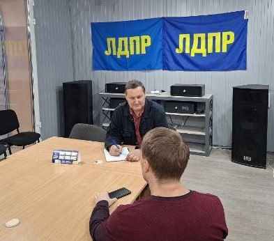 ПРИЁМ ГРАЖДАН. Депутаты Донецкого городского совета Евгений Куглер, Евгения Мажара, Эдуард Момот, Сергей Семичасный и Виктория Хощенко провели приём граждан ПРИЁМ ГРАЖДАН. Депутаты Донецкого городского совета Евгений Куглер, Евгения Мажара, Эдуард Момот, Сергей Семичасный и Виктория Хощенко провели приём граждан