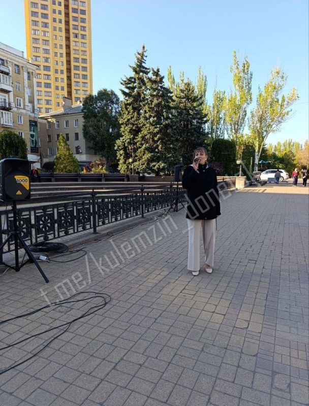 Сегодня на бульваре Пушкина состоялся праздничный концерт, посвящённый Дню воссоединения Донецкой Народной Республики с Российской Федерацией Сегодня на бульваре Пушкина состоялся праздничный концерт, посвящённый Дню воссоединения Донецкой Народной Республики с Российской Федерацией
