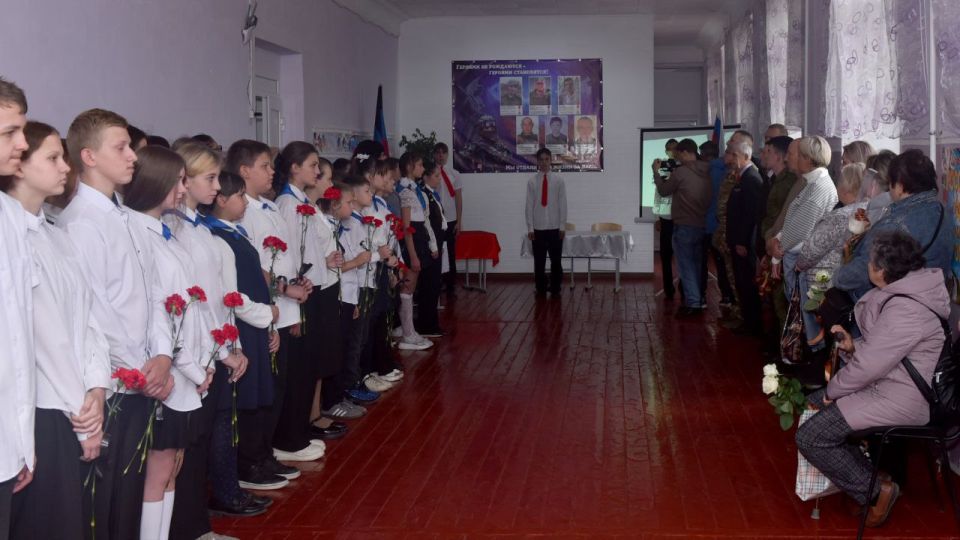 26 сентября в Государственном бюджетном общеобразовательном учреждении «Учебно-воспитательный комплекс № 130 городского округа. Донецк» произошло значимое событие — открытие «Парты Героев» 26 сентября в Государственном бюджетном общеобразовательном учреждении «Учебно-воспитательный комплекс № 130 городского округа. Донецк» произошло значимое событие — открытие «Парты Героев»