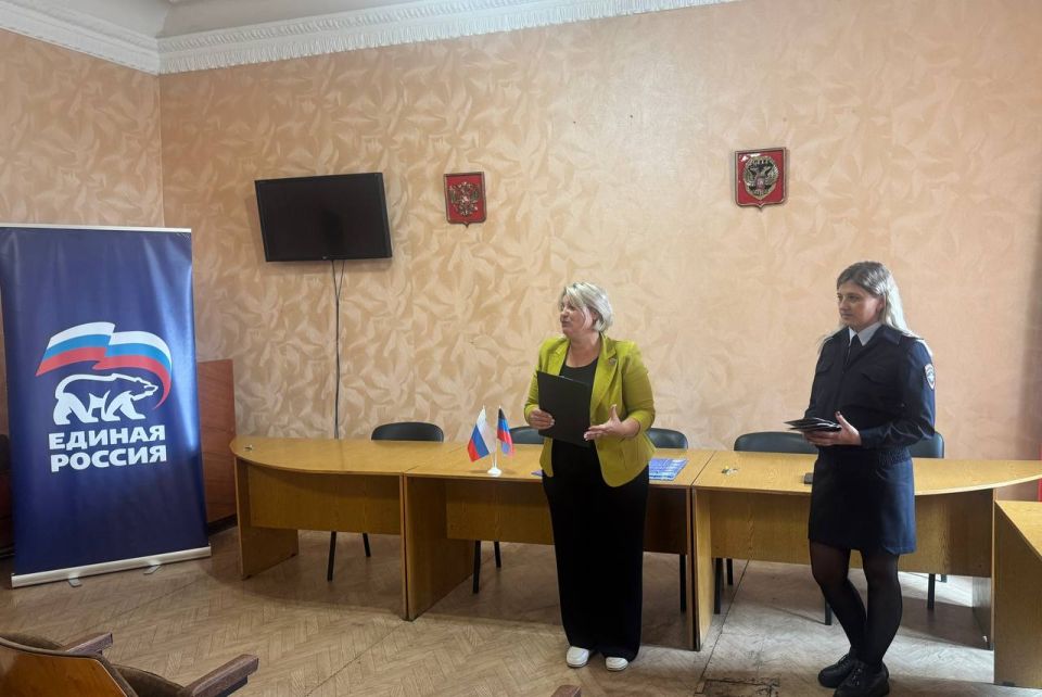В Снежном прошло торжественное вручение паспортов В Снежном прошло торжественное вручение паспортов