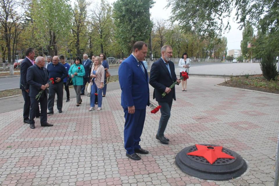В рамках «Дня партии», и реализации партийных проектов «Историческая память» и «Культура малой Родины» в Мангуше прошли памятные мероприятия, посвященные Дню воссоединения Донецкой Народной Республики с Российской Федерацией В рамках «Дня партии», и реализации партийных проектов «Историческая память» и «Культура малой Родины» в Мангуше прошли памятные мероприятия, посвященные Дню воссоединения Донецкой Народной Республики с Российской Федерацией