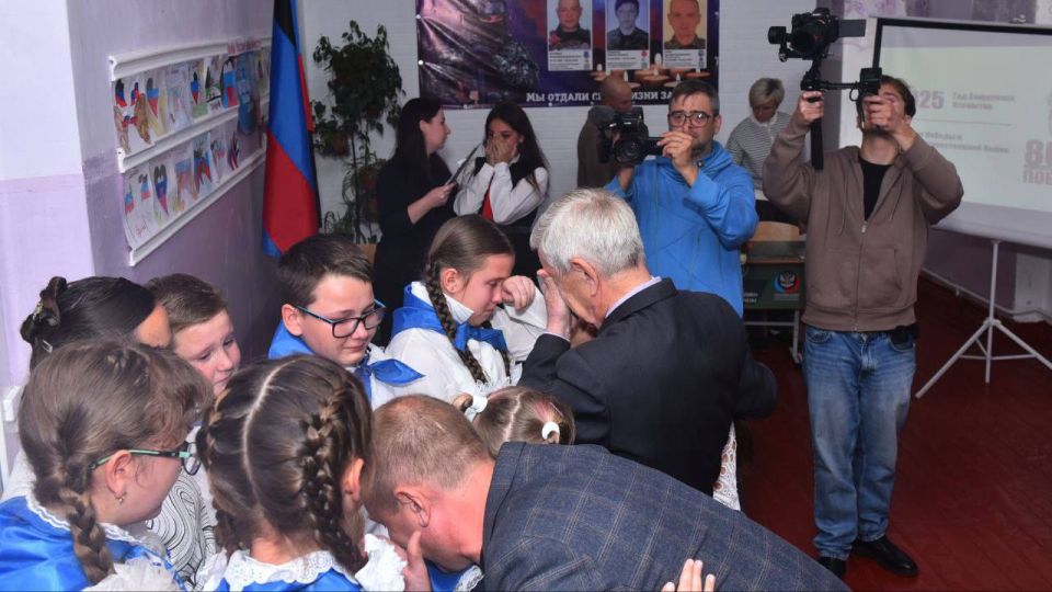 Елена Рязанцева: 26 сентября в Государственном бюджетном общеобразовательном учреждении «Учебно-воспитательный комплекс № 130 городского округа. Донецк» произошло значимое событие — открытие «Парты Героев» Елена Рязанцева: 26 сентября в Государственном бюджетном общеобразовательном учреждении «Учебно-воспитательный комплекс № 130 городского округа. Донецк» произошло значимое событие — открытие «Парты Героев»