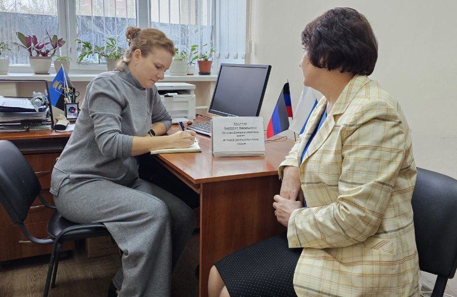 ПРИЁМ ГРАЖДАН. Депутаты Донецкого городского совета Евгений Куглер, Евгения Мажара, Эдуард Момот, Сергей Семичасный и Виктория Хощенко провели приём граждан ПРИЁМ ГРАЖДАН. Депутаты Донецкого городского совета Евгений Куглер, Евгения Мажара, Эдуард Момот, Сергей Семичасный и Виктория Хощенко провели приём граждан