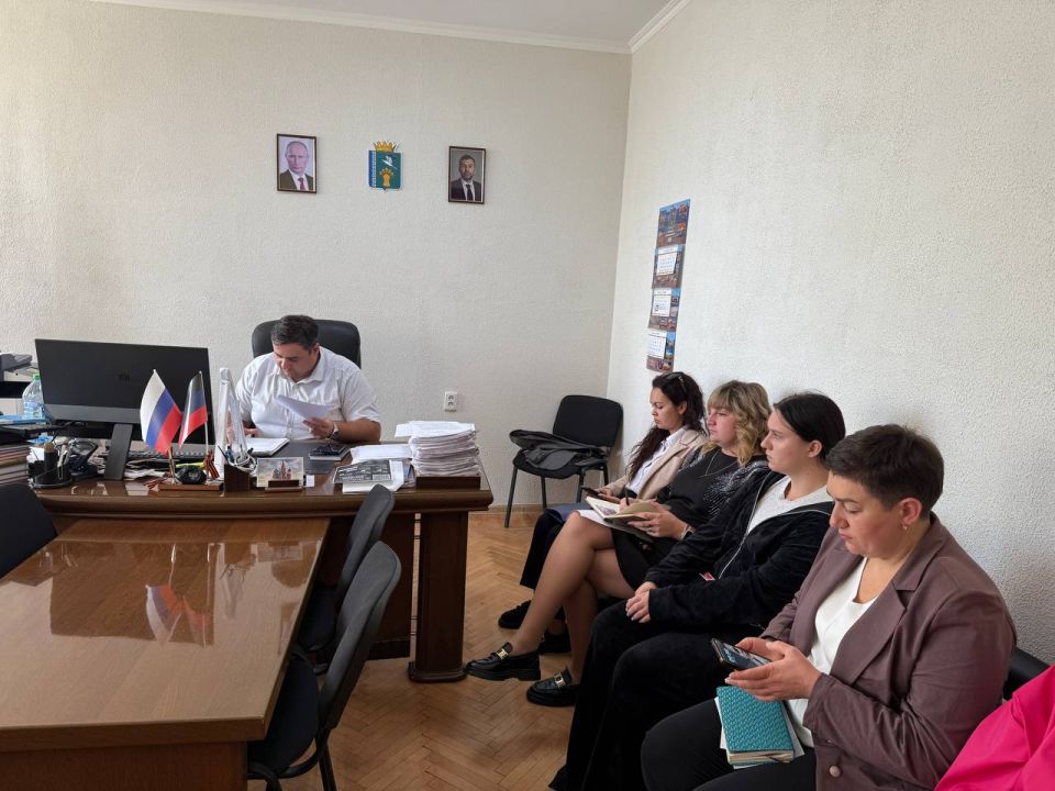 Первый Заместитель Главы Администрации Мангушского муниципального округа Владимир Топузов провел рабочую встречу с руководителями образовательных, социальных и других учреждений округа Первый Заместитель Главы Администрации Мангушского муниципального округа Владимир Топузов провел рабочую встречу с руководителями образовательных, социальных и других учреждений округа
