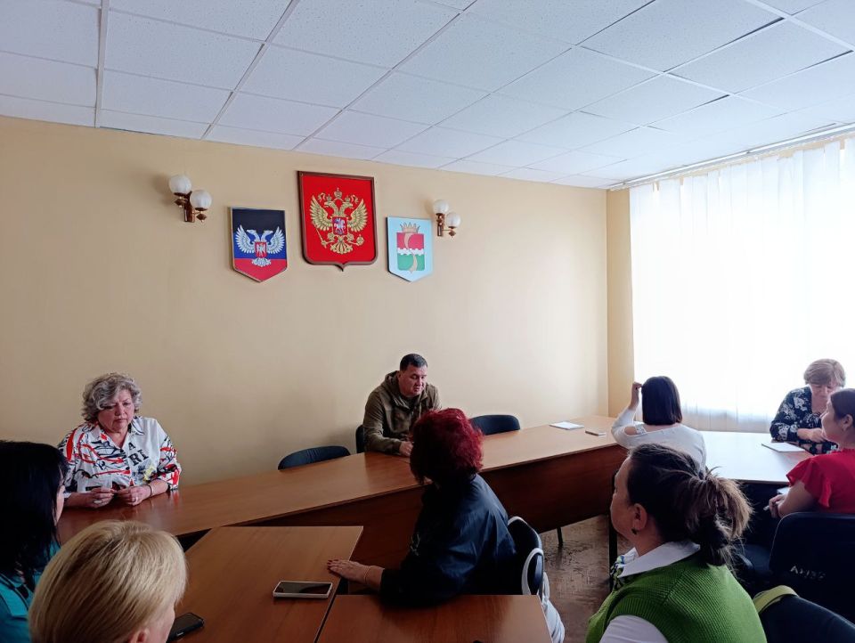 Глава Амвросиевского муниципального округа Игорь Лызов встретился с членами территориальной организации профсоюза работников образования Амвросиевского округа Глава Амвросиевского муниципального округа Игорь Лызов встретился с членами территориальной организации профсоюза работников образования Амвросиевского округа