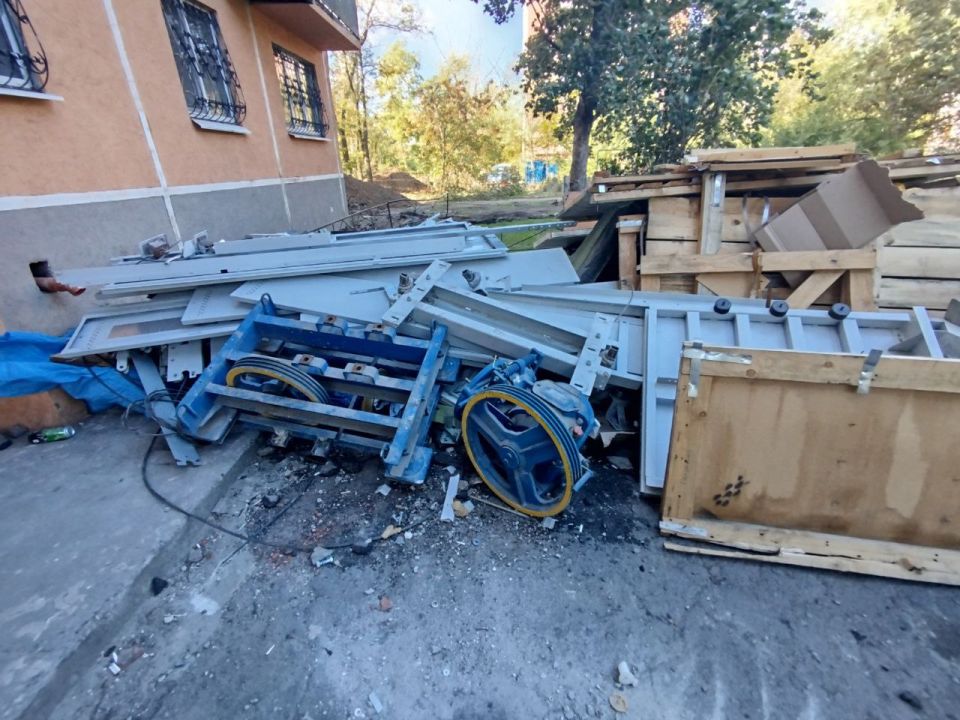 В Мариуполе устанавливают лифты от могилевского завода В Мариуполе устанавливают лифты от могилевского завода