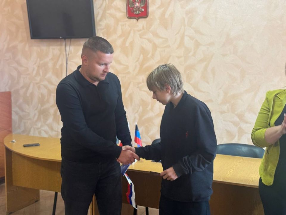 В Снежном прошло торжественное вручение паспортов В Снежном прошло торжественное вручение паспортов