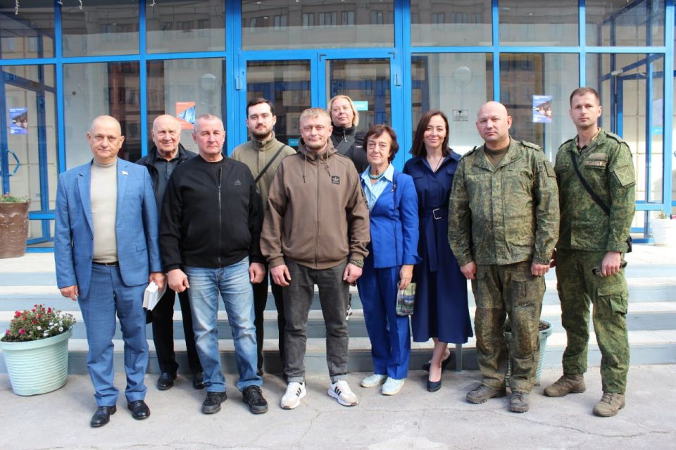 Председатель #Комитет_по_поддержке_участников_СВО Дмитрий Огилец (фракция «Единая Россия») посетил премьерную презентацию документального фильма «Одна память на двоих», которая состоялась при поддержке Общественной палаты... Председатель #Комитет_по_поддержке_участников_СВО Дмитрий Огилец (фракция «Единая Россия») посетил премьерную презентацию документального фильма «Одна память на двоих», которая состоялась при поддержке Общественной палаты...
