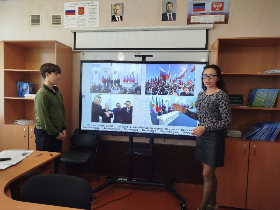В школах Ждановки прошли тематические занятия в честь Дня воссоединения Донбасса и Новороссии с Россией В школах Ждановки прошли тематические занятия в честь Дня воссоединения Донбасса и Новороссии с Россией