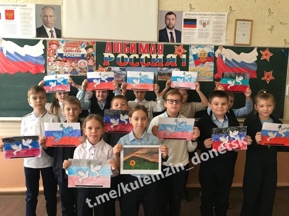 Сегодня, в преддверии Дня воссоединения ДНР, ЛНР, Запорожской и Херсонской областей с Россией, в общеобразовательных учреждениях Донецка состоялись занятия на тему «Донбасс – это Россия» в рамках программы внеурочной... Сегодня, в преддверии Дня воссоединения ДНР, ЛНР, Запорожской и Херсонской областей с Россией, в общеобразовательных учреждениях Донецка состоялись занятия на тему «Донбасс – это Россия» в рамках программы внеурочной...