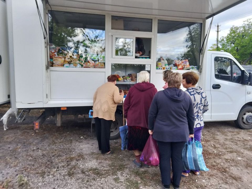 С 24 по 26 сентября 2025 года осуществлена выездная торговля с использованием автомагазинов в населенных пунктах городских округов Донецк, Докучаевск, Горловка, Мариуполь, на территории г С 24 по 26 сентября 2025 года осуществлена выездная торговля с использованием автомагазинов в населенных пунктах городских округов Донецк, Докучаевск, Горловка, Мариуполь, на территории г