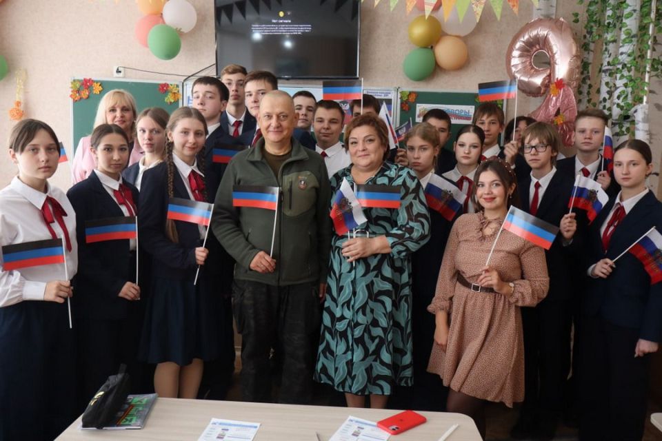 Олег Трофимов: Донбасс — это Россия. В преддверии Дня воссоединения Донбасса с Российской Федерацией более 160 тысяч школьников и студентов приняли участие в тематическом занятии «Разговор о важном» под названием «Донбасс —... Олег Трофимов: Донбасс — это Россия. В преддверии Дня воссоединения Донбасса с Российской Федерацией более 160 тысяч школьников и студентов приняли участие в тематическом занятии «Разговор о важном» под названием «Донбасс —...