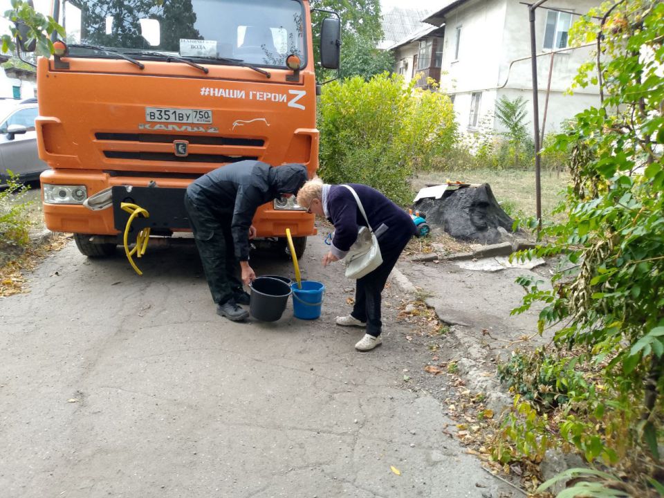 Для обеспечения водой жителей района Управой Кировского внутригородского района при поддержке региона-шефа Московская область ежедневно осуществляется подвоз воды для жителей домов, в которые в установленный графиком день не... Для обеспечения водой жителей района Управой Кировского внутригородского района при поддержке региона-шефа Московская область ежедневно осуществляется подвоз воды для жителей домов, в которые в установленный графиком день не...