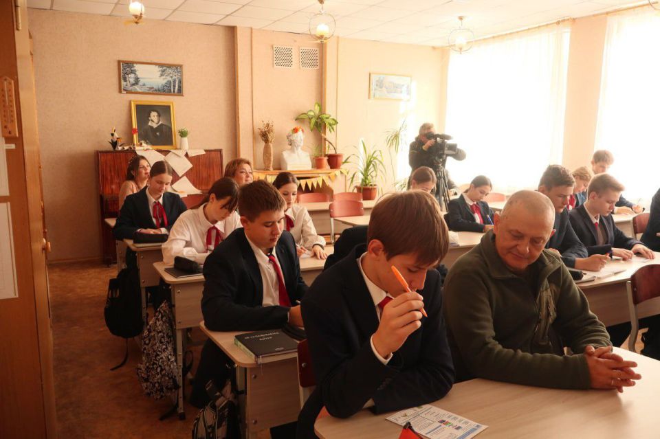 Дмитрий Огилец: Хорошее начало дня!. Сегодня принял участие в Разговоре о важном в Макеевском Лицее #1. Тема разговора - воссоединение исторических территории с Великой Россией Дмитрий Огилец: Хорошее начало дня!. Сегодня принял участие в Разговоре о важном в Макеевском Лицее #1. Тема разговора - воссоединение исторических территории с Великой Россией