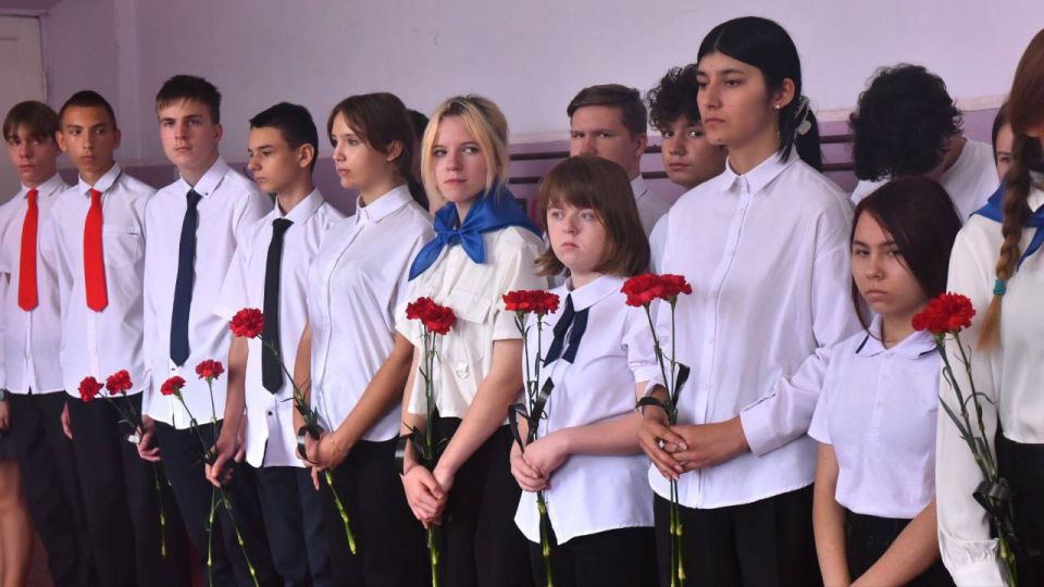 Елена Рязанцева: 26 сентября в Государственном бюджетном общеобразовательном учреждении «Учебно-воспитательный комплекс № 130 городского округа. Донецк» произошло значимое событие — открытие «Парты Героев» Елена Рязанцева: 26 сентября в Государственном бюджетном общеобразовательном учреждении «Учебно-воспитательный комплекс № 130 городского округа. Донецк» произошло значимое событие — открытие «Парты Героев»