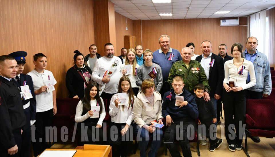 Алексей Кулемзин: Сегодня в Управе Буденновского района в преддверии Дня воссоединения ДНР, ЛНР, Запорожской и Херсонской областей с Россией вручил юным жителям Донецка их главный документ паспорт гражданина Российской... Алексей Кулемзин: Сегодня в Управе Буденновского района в преддверии Дня воссоединения ДНР, ЛНР, Запорожской и Херсонской областей с Россией вручил юным жителям Донецка их главный документ паспорт гражданина Российской...