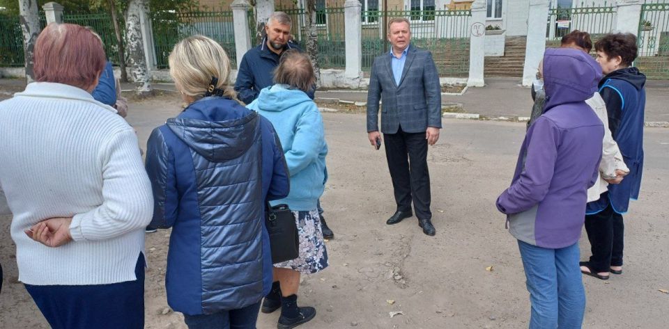 Валентин Левченко: Сегодня Артеменко Тимур Иванович, заместитель Главы администрации городского округа Донецк, провел встречу с жителями ул.Яснополянской Валентин Левченко: Сегодня Артеменко Тимур Иванович, заместитель Главы администрации городского округа Донецк, провел встречу с жителями ул.Яснополянской