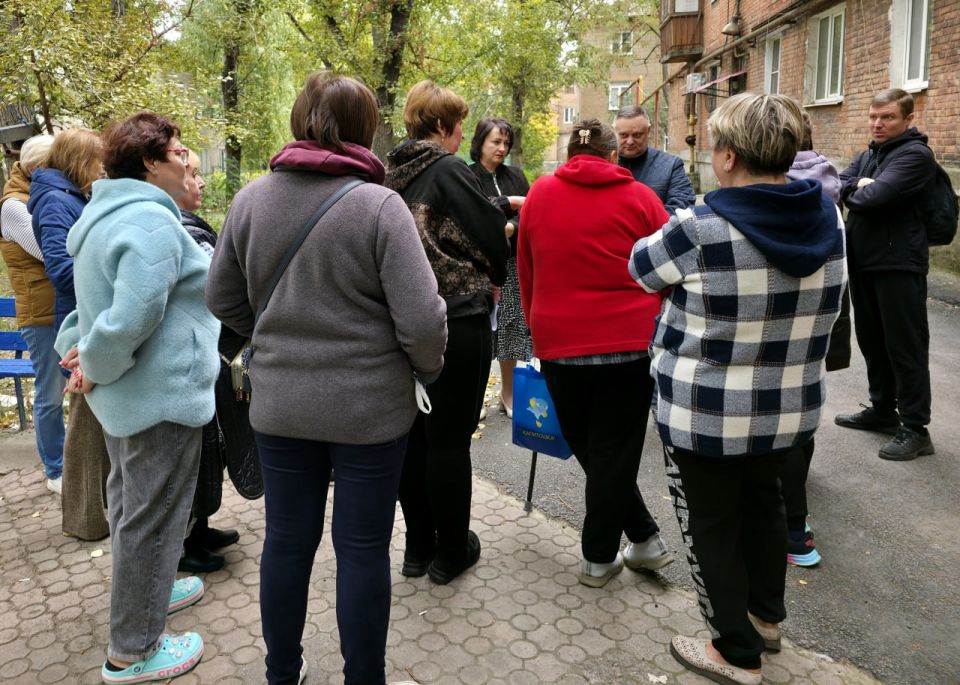 Иван Адамец: В Куйбышевском районе управляющий делами администрации городского округа Донецк Юлия Сницарь совместно с заместителем руководителя Управы района Алексеем Шлапаком и представителями коммунальных служб, провела... Иван Адамец: В Куйбышевском районе управляющий делами администрации городского округа Донецк Юлия Сницарь совместно с заместителем руководителя Управы района Алексеем Шлапаком и представителями коммунальных служб, провела...