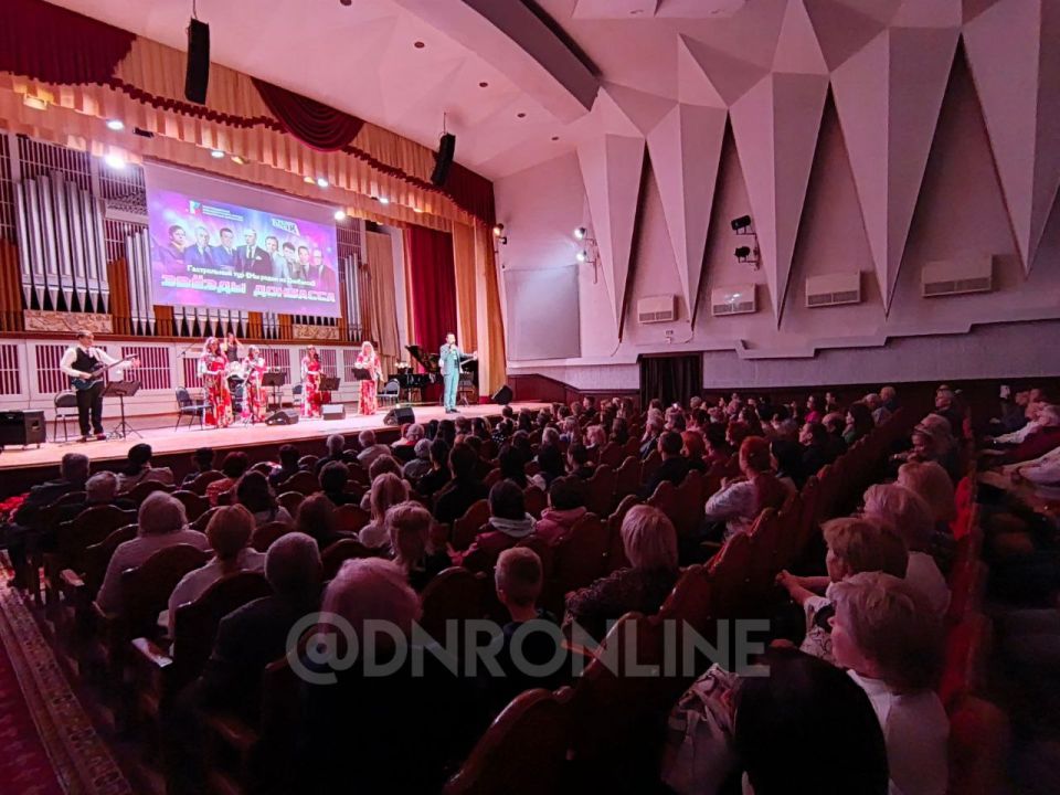 В Донецкой филармонии прозвучали воспевающие Донецкий край произведения Сергея Прокофьева, Михаила Матусовского, Леонида Быкова, Михаила Пляцковского, Иосифа Кобзона, Евгения Мартынова, Юрия Богаткова. В Донецкой филармонии прозвучали воспевающие Донецкий край произведения Сергея Прокофьева, Михаила Матусовского, Леонида Быкова, Михаила Пляцковского, Иосифа Кобзона, Евгения Мартынова, Юрия Богаткова.
