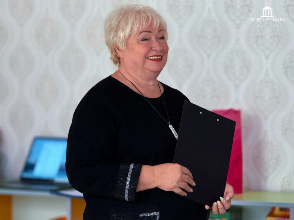 В преддверии Дня работников дошкольного образования, 26 сентября, творческие сотрудники ХГДК преподнесли искромётный сюрприз в виде экспресс-поздравления сотрудникам Золотарёвского детского сада №19 «Колосок» В преддверии Дня работников дошкольного образования, 26 сентября, творческие сотрудники ХГДК преподнесли искромётный сюрприз в виде экспресс-поздравления сотрудникам Золотарёвского детского сада №19 «Колосок»