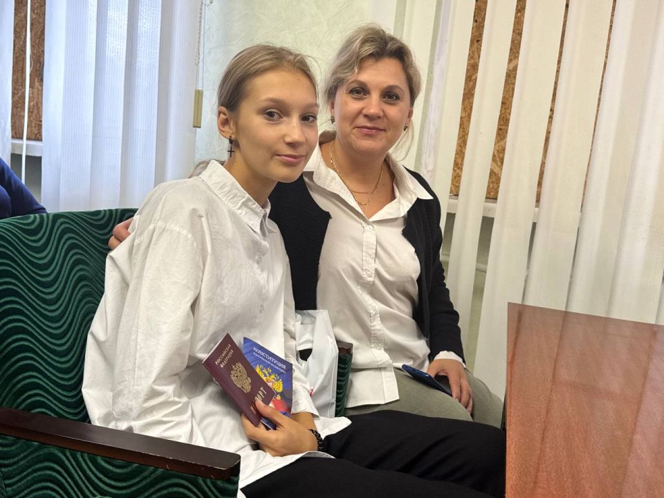 Елена Рязанцева: Юные жители Донбасса получили российские паспорта в преддверии исторической даты Елена Рязанцева: Юные жители Донбасса получили российские паспорта в преддверии исторической даты