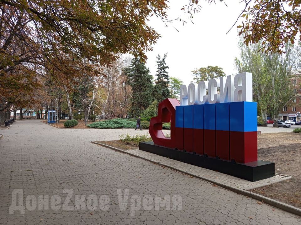 Засветится в темноте: в центре Донецка установили новую инсталляцию "Россия" Засветится в темноте: в центре Донецка установили новую инсталляцию "Россия"