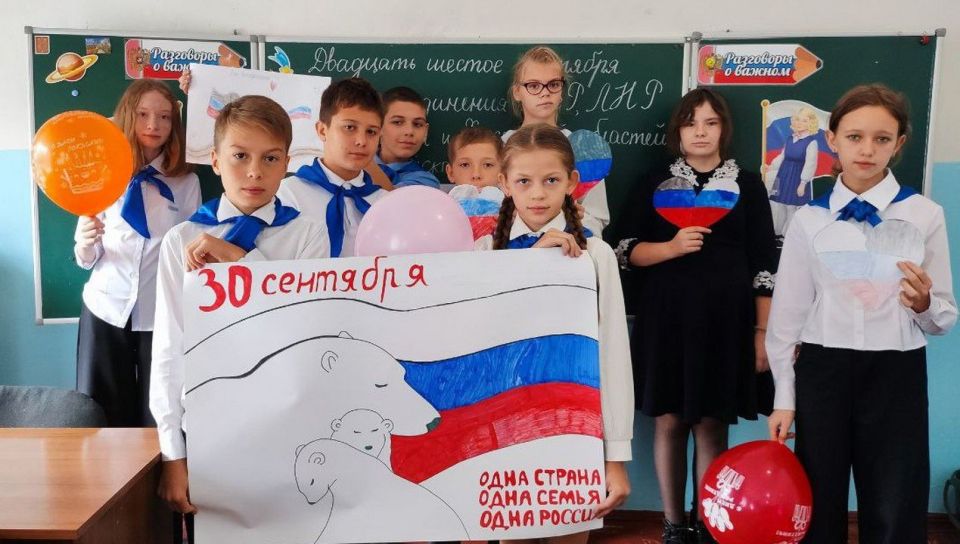 Олег Трофимов: Донбасс — это Россия. В преддверии Дня воссоединения Донбасса с Российской Федерацией более 160 тысяч школьников и студентов приняли участие в тематическом занятии «Разговор о важном» под названием «Донбасс —... Олег Трофимов: Донбасс — это Россия. В преддверии Дня воссоединения Донбасса с Российской Федерацией более 160 тысяч школьников и студентов приняли участие в тематическом занятии «Разговор о важном» под названием «Донбасс —...