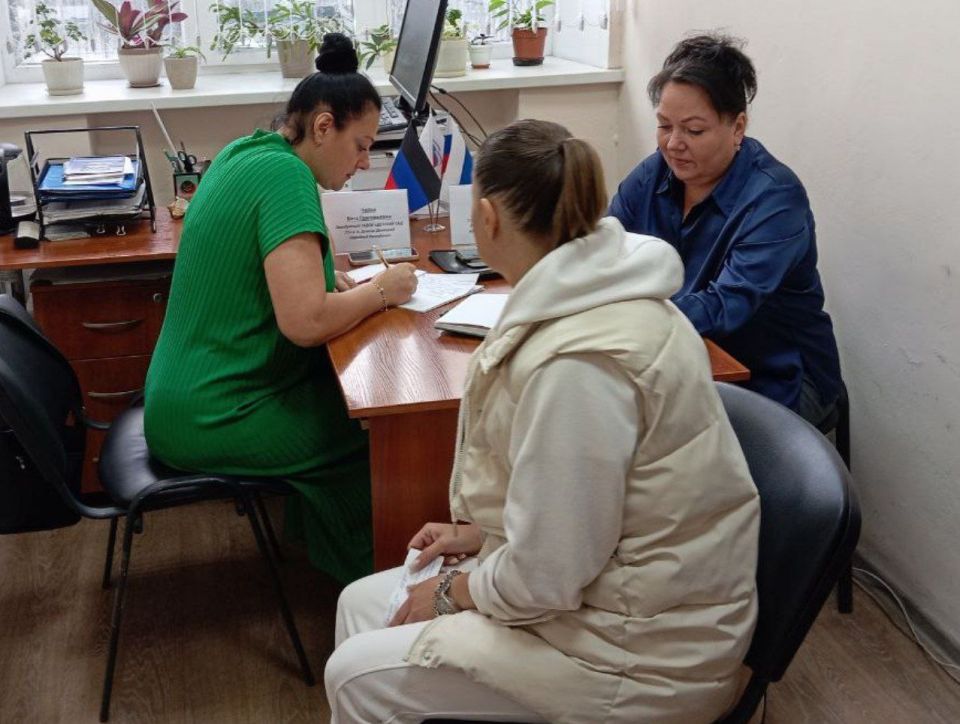 Сегодня, 26 сентября, в Общественной приемной Партии «Единая Россия» в Ворошиловском внутригородском районе города Донецка личный прием провели заведующий ГКДОУ "ДЕТСКИЙ САД № 71" г.о Донецк Донецкой Народной Республики Вита... Сегодня, 26 сентября, в Общественной приемной Партии «Единая Россия» в Ворошиловском внутригородском районе города Донецка личный прием провели заведующий ГКДОУ "ДЕТСКИЙ САД № 71" г.о Донецк Донецкой Народной Республики Вита...