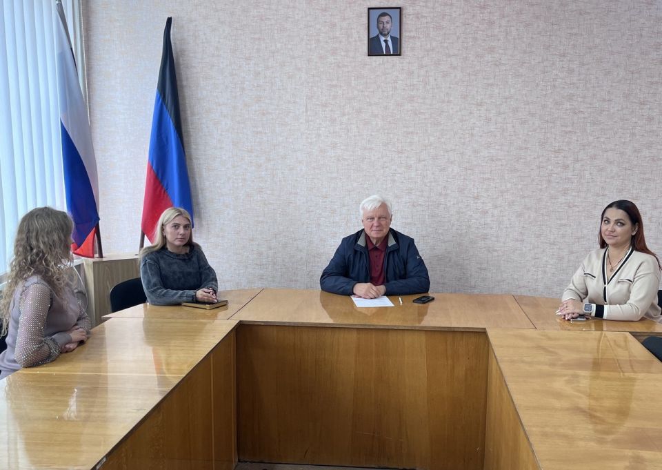 Сегодня, 26 сентября, в Центрально-Городском внутригородском районе городского округа Макеевка состоялось плановое собрание секретарей первичных отделений Всероссийской политической партии «Единая Россия» Сегодня, 26 сентября, в Центрально-Городском внутригородском районе городского округа Макеевка состоялось плановое собрание секретарей первичных отделений Всероссийской политической партии «Единая Россия»