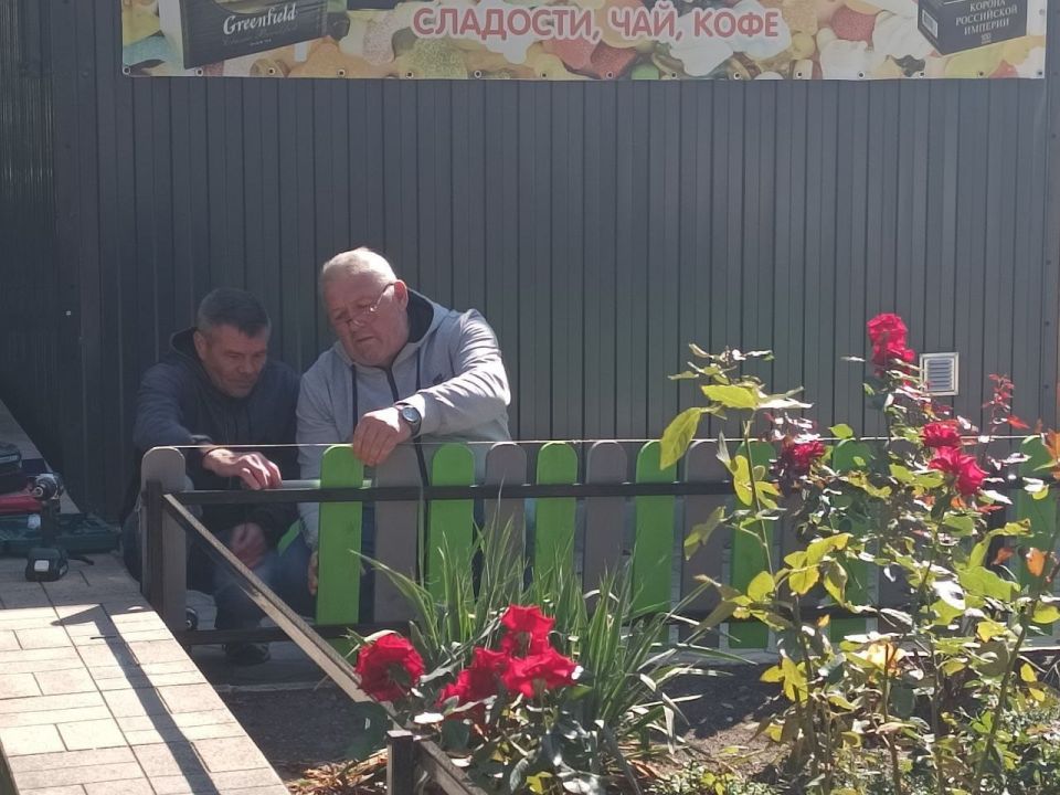 Сергей Юзвинкевич: Хочу отметить инициативу индивидуального предпринимателя Грипас Т. (магазин "Семейный" ). Здесь не просто создали красивые клумбы, а проявили настоящую заботу, установив изящный заборчик вокруг этой... Сергей Юзвинкевич: Хочу отметить инициативу индивидуального предпринимателя Грипас Т. (магазин "Семейный" ). Здесь не просто создали красивые клумбы, а проявили настоящую заботу, установив изящный заборчик вокруг этой...