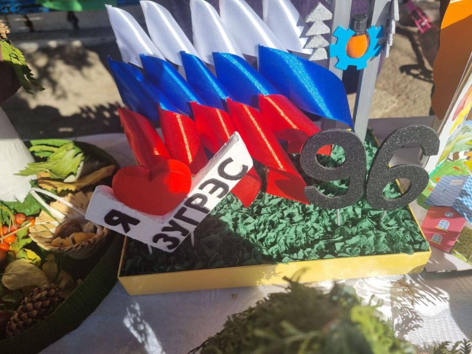 Выставку работ посвященную празднования Дня города Зугрэса сегодня посетил врип главы муниципального образования городского округа Харцызск Евгений Поплавский Выставку работ посвященную празднования Дня города Зугрэса сегодня посетил врип главы муниципального образования городского округа Харцызск Евгений Поплавский
