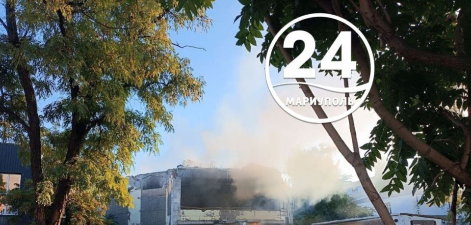 Пожар возник в пустующем здании возле рынка "Юмовила" на ул. 50 лет СССР. На месте работают пожарные Пожар возник в пустующем здании возле рынка "Юмовила" на ул. 50 лет СССР. На месте работают пожарные