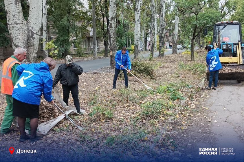 Активисты-единороссы провели акцию «Чистый четверг» в сквере Донецка Активисты-единороссы провели акцию «Чистый четверг» в сквере Донецка