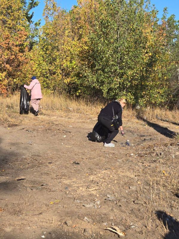 В Ленинском районе г. Донецка прошел субботник, в котором приняли участие сотрудники Управы Ленинского внутригородского района Администрации городского округа Донецк В Ленинском районе г. Донецка прошел субботник, в котором приняли участие сотрудники Управы Ленинского внутригородского района Администрации городского округа Донецк