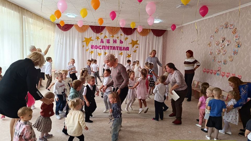В детских садах Ждановки прошли праздничные мероприятия, посвящённые Дню воспитателя и всех дошкольных работников В детских садах Ждановки прошли праздничные мероприятия, посвящённые Дню воспитателя и всех дошкольных работников