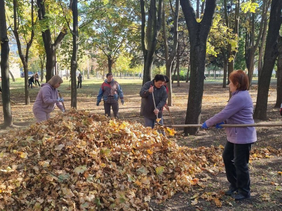Сегодня в Пролетарском внутригородском районе города Донецка состоялся масштабный общегородской субботник Сегодня в Пролетарском внутригородском районе города Донецка состоялся масштабный общегородской субботник