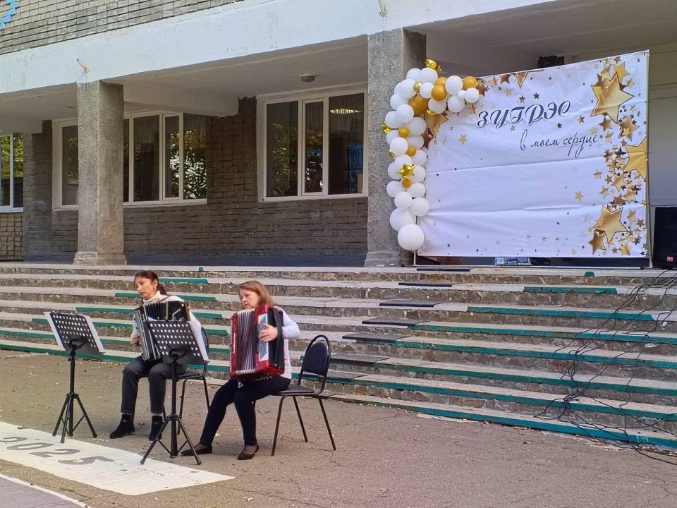 Сегодня, в честь праздника Дня города Зугрэса 27 сентября, состоялась концертно-развлекательная программа, в которой приняли участие учащиеся и преподаватели МБУДО "ЗДШИ" при взаимодействии с коллективами ГБОУ "СШ 17 г.о.... Сегодня, в честь праздника Дня города Зугрэса 27 сентября, состоялась концертно-развлекательная программа, в которой приняли участие учащиеся и преподаватели МБУДО "ЗДШИ" при взаимодействии с коллективами ГБОУ "СШ 17 г.о....