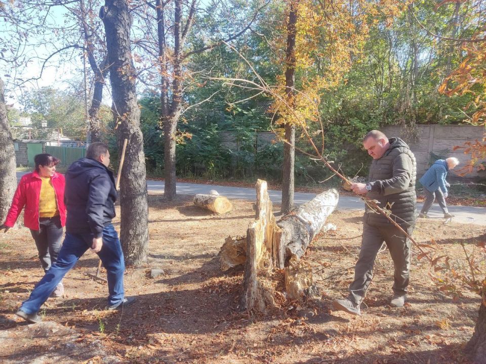 Сегодня, 27сентября 2025 года, в Кировском внутригородском районе города Донецк состоялся субботник по адресу: ул. Кирова, 145 Сегодня, 27сентября 2025 года, в Кировском внутригородском районе города Донецк состоялся субботник по адресу: ул. Кирова, 145