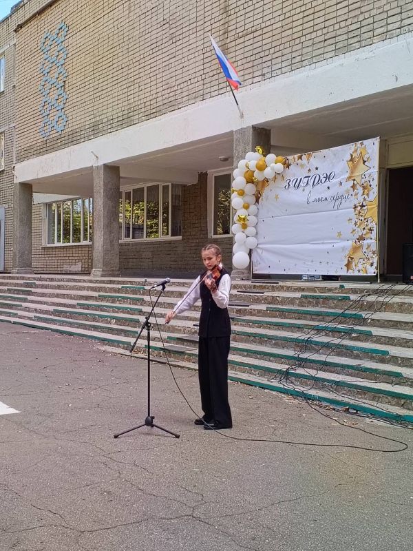 Сегодня, в честь праздника Дня города Зугрэса 27 сентября, состоялась концертно-развлекательная программа, в которой приняли участие учащиеся и преподаватели МБУДО "ЗДШИ" при взаимодействии с коллективами ГБОУ "СШ 17 г.о.... Сегодня, в честь праздника Дня города Зугрэса 27 сентября, состоялась концертно-развлекательная программа, в которой приняли участие учащиеся и преподаватели МБУДО "ЗДШИ" при взаимодействии с коллективами ГБОУ "СШ 17 г.о....