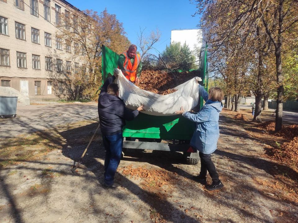Сегодня, 27сентября 2025 года, в Кировском внутригородском районе города Донецк состоялся субботник по адресу: ул. Кирова, 145 Сегодня, 27сентября 2025 года, в Кировском внутригородском районе города Донецк состоялся субботник по адресу: ул. Кирова, 145