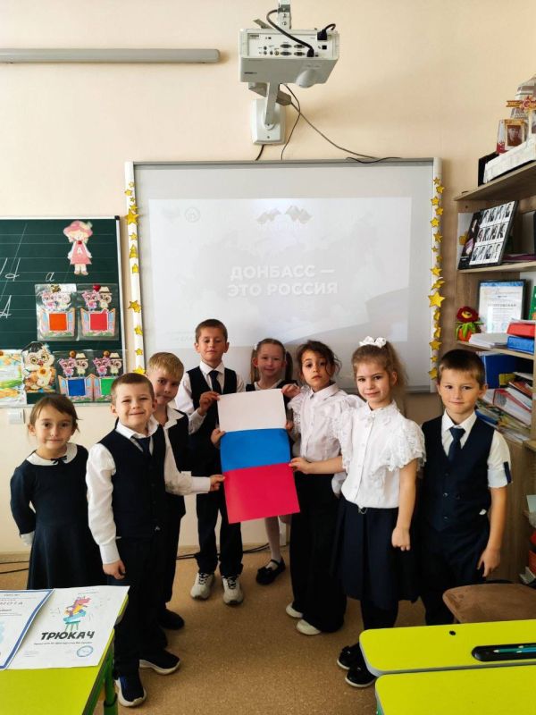 «Донбасс — это Россия»: в школах Мангушского округа прошли патриотические занятия «Донбасс — это Россия»: в школах Мангушского округа прошли патриотические занятия