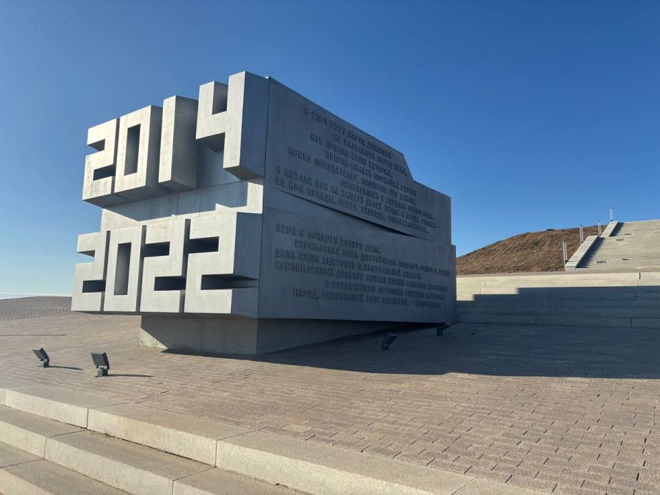 Комплекс «Саур-Могила» посвящён освобождению Донбасса советскими воинами в 1943 году Комплекс «Саур-Могила» посвящён освобождению Донбасса советскими воинами в 1943 году