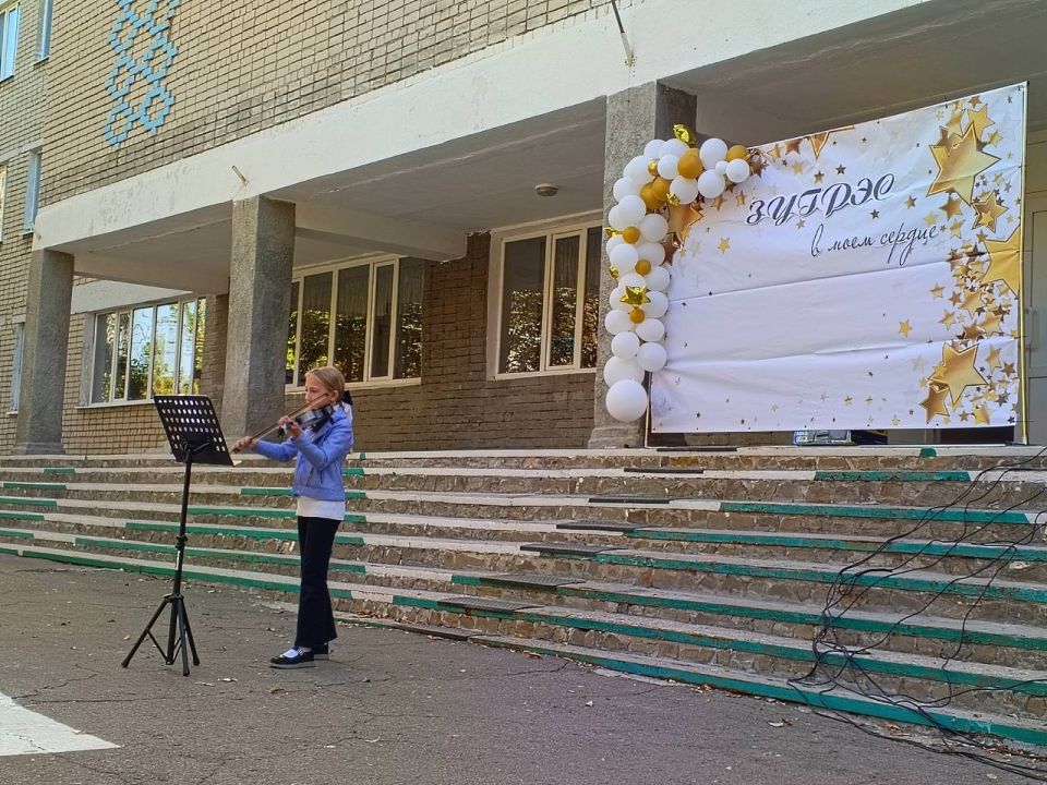 Сегодня, в честь праздника Дня города Зугрэса 27 сентября, состоялась концертно-развлекательная программа, в которой приняли участие учащиеся и преподаватели МБУДО "ЗДШИ" при взаимодействии с коллективами ГБОУ "СШ 17 г.о.... Сегодня, в честь праздника Дня города Зугрэса 27 сентября, состоялась концертно-развлекательная программа, в которой приняли участие учащиеся и преподаватели МБУДО "ЗДШИ" при взаимодействии с коллективами ГБОУ "СШ 17 г.о....