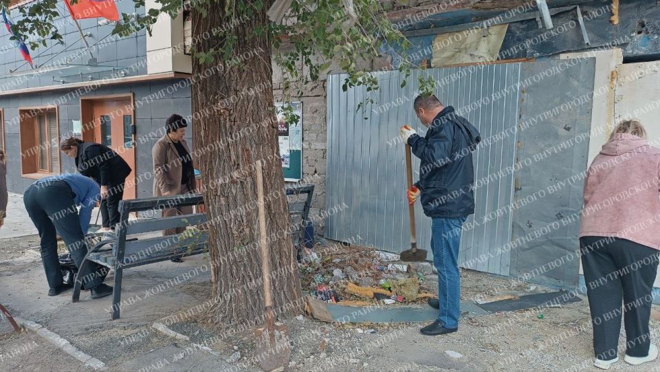 Сотрудники Управы Жовтневого внутригородского района провели субботник Сотрудники Управы Жовтневого внутригородского района провели субботник